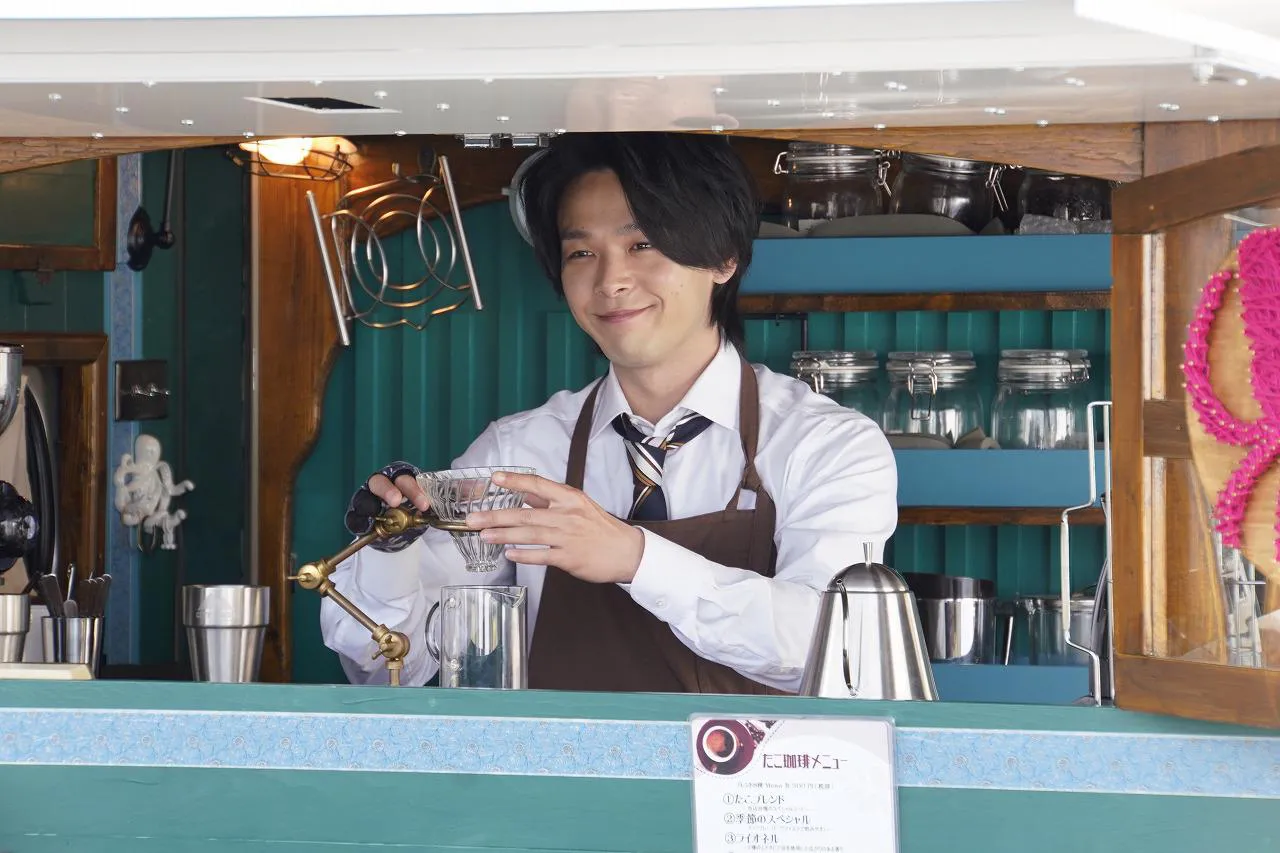 【写真を見る】万感の思いでコーヒーをいれる青山(中村倫也)。穏やかな微笑みの中にもたこ(光石研)への想いがあふれる…