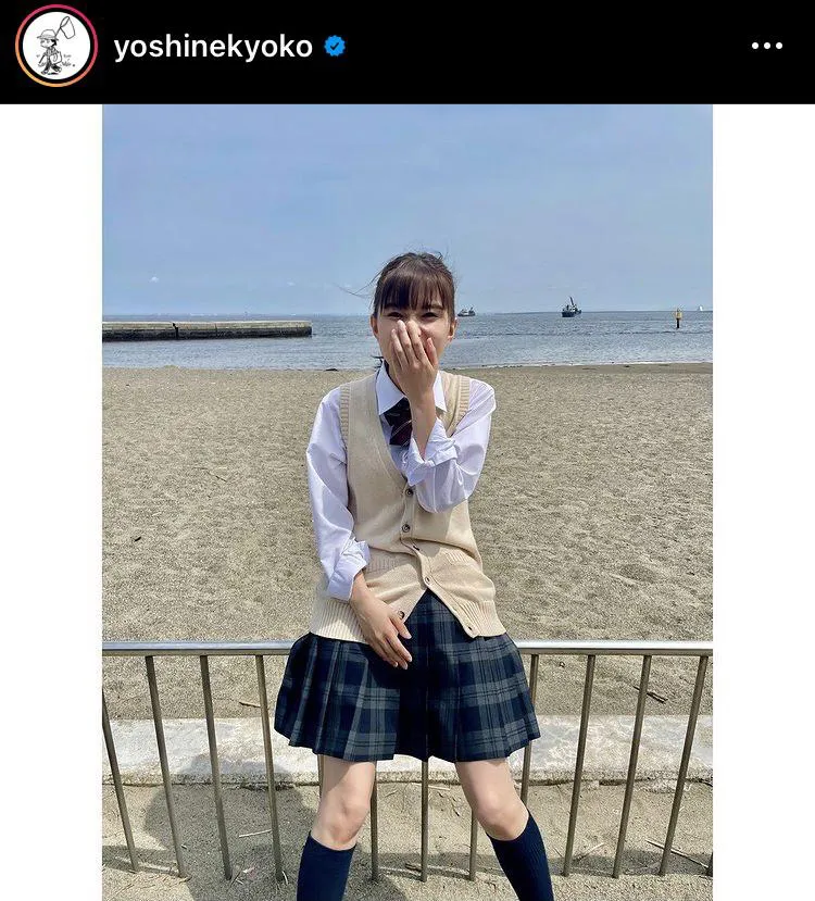 芳根京子、制服姿で海をバックにスマイル