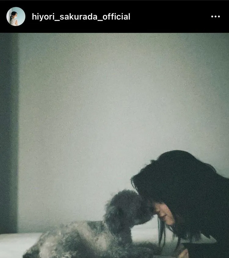 【写真を見る】「可愛いなぁぁぁ」桜田ひより、愛犬“アルク”君との“鼻キス”SHOT披露