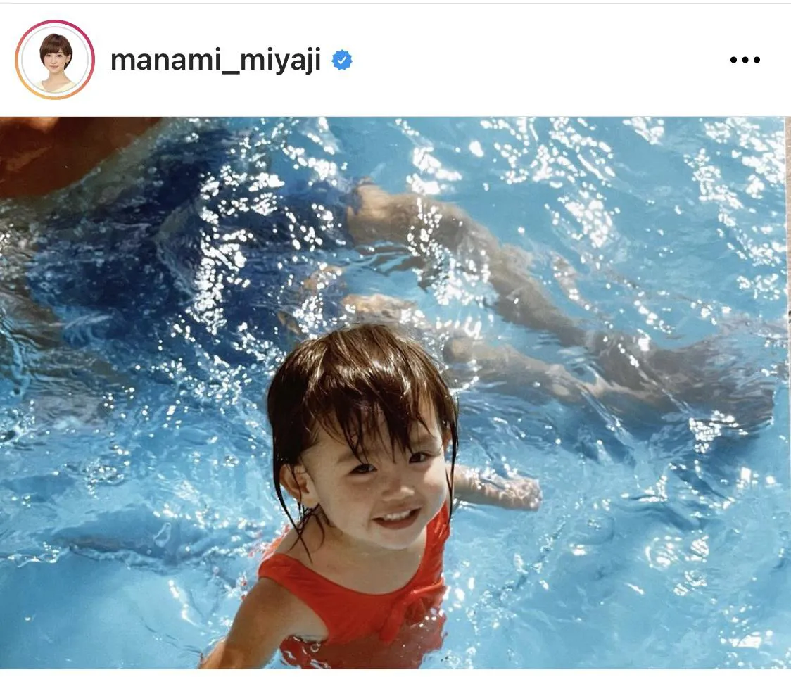【写真を見る】まさに天使…！プールで遊ぶ宮司愛海アナの幼少期SHOT