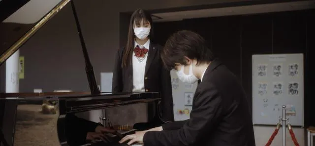 【写真を見る】ピアノを弾く藤原大祐＆制服姿の光野有菜