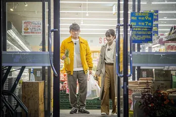 ずん飯尾&AKB48横山由依の“仲むつまじい”ロケ中の一コマが公開に!<歩いて稼ごう!1歩1円>