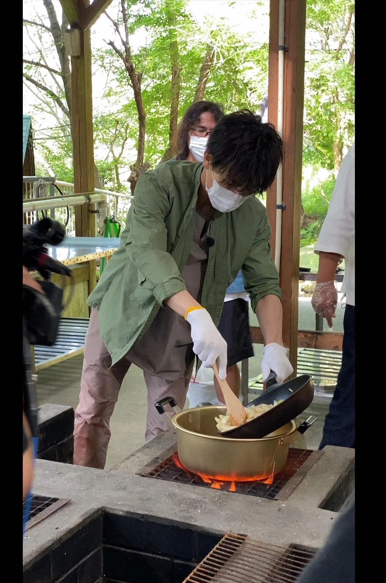 【写真を見る】袖をまくり、キャンプ飯を調理する姿が男らしい岩田剛典