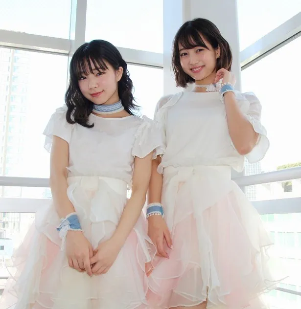 新曲をアピールする、さんみゅ～・新原聖生＆木下綾菜(左から)