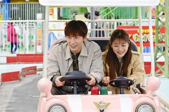 石原さとみ“海音”と綾野剛“倫太郎”のラブラブデートにファン「遊園地ではしゃぐ2人、レア!!!」<恋はDeepに>