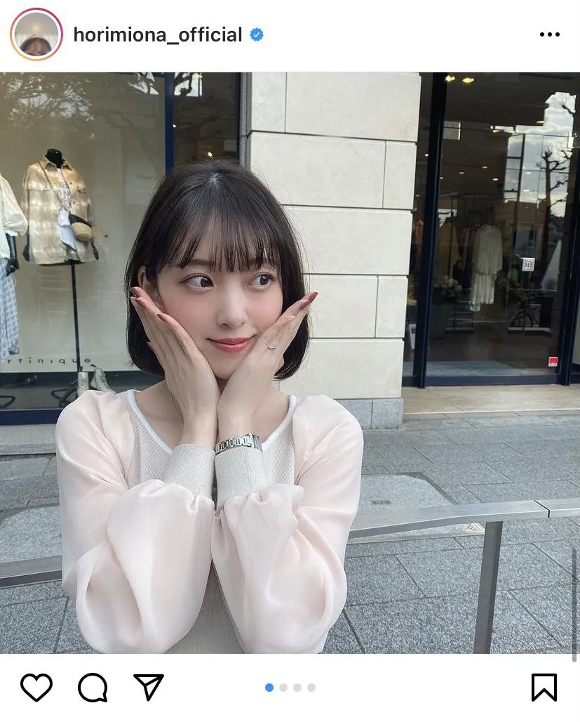 ほっぺに手を合てたキュートな堀未央奈