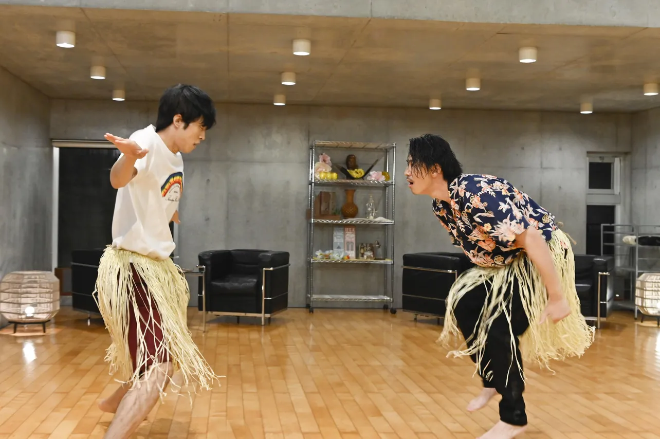 【写真を見る】白熱のダンスで松坂桃李“桃地”と三浦翔平“高見沢”が、井浦新“オジ巴”を取り合う！