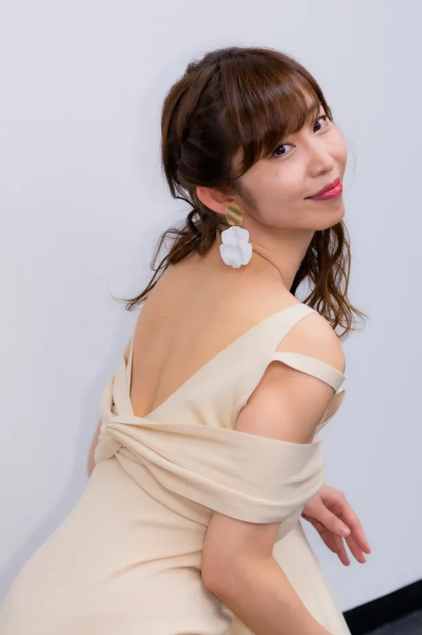 画像 塩地美澄 美背中ざっくり衣装で登場 初の 肘ブラ も 胸元の隠し方は 達人みたくなっています 笑 2 39 Webザテレビジョン