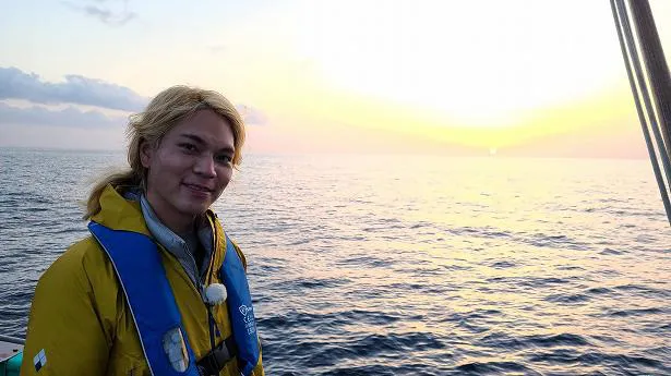 【写真を見る】鈴木香里武、船の上、海をバックに