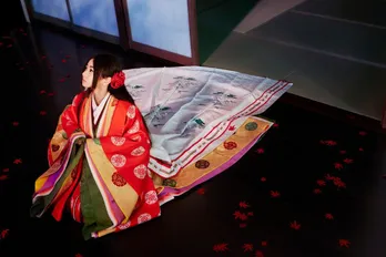 倉木麻衣が初の十二単姿を披露!「ずっしり重くて、驚きました」