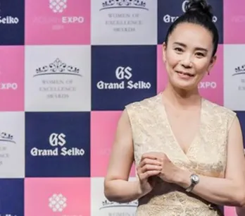 河瀬直美、アニエスの特注ドレスで登場! 仲間由紀恵は黒のシックなドレスで魅了