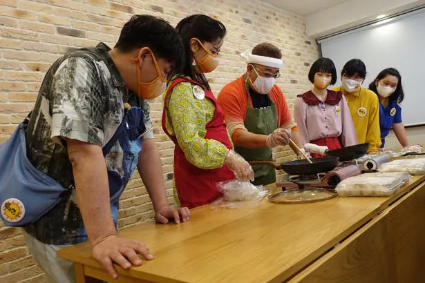 【写真を見る】名取裕子が伊達みきおに中華料理店の夫婦設定でコントを仕掛け、そこに子ども役としてぼる塾も参加！