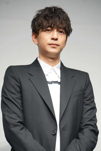 三浦翔平、ベッドの上から"おいで…"誘惑SHOTに反響「色気ヤバい…!」「キュン死」