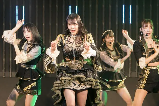 【写真を見る】NMB48劇場では初となる、ニューシングル「シダレヤナギ」を披露！