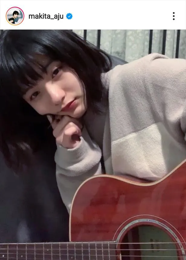 【写真を見る】蒔田彩珠、ギター片手に「インスタライブで何歌おう」