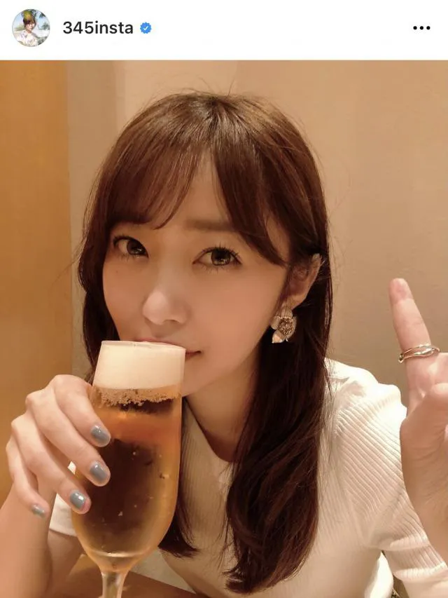 指原莉乃、ビール片手にピースサイン