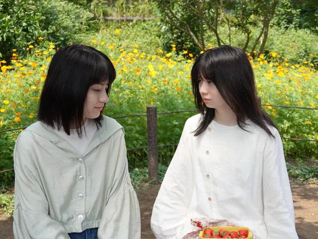 「言の葉」のW主演を務める蒔田彩珠(左)と桜田ひより(右)