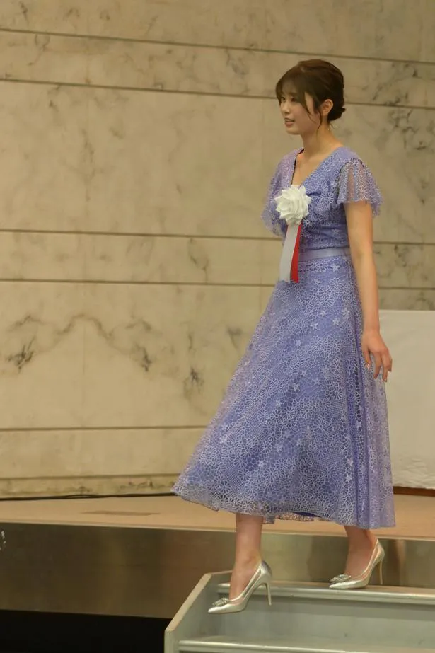 【写真を見る】パープルのドレスがかれんな稲村亜美