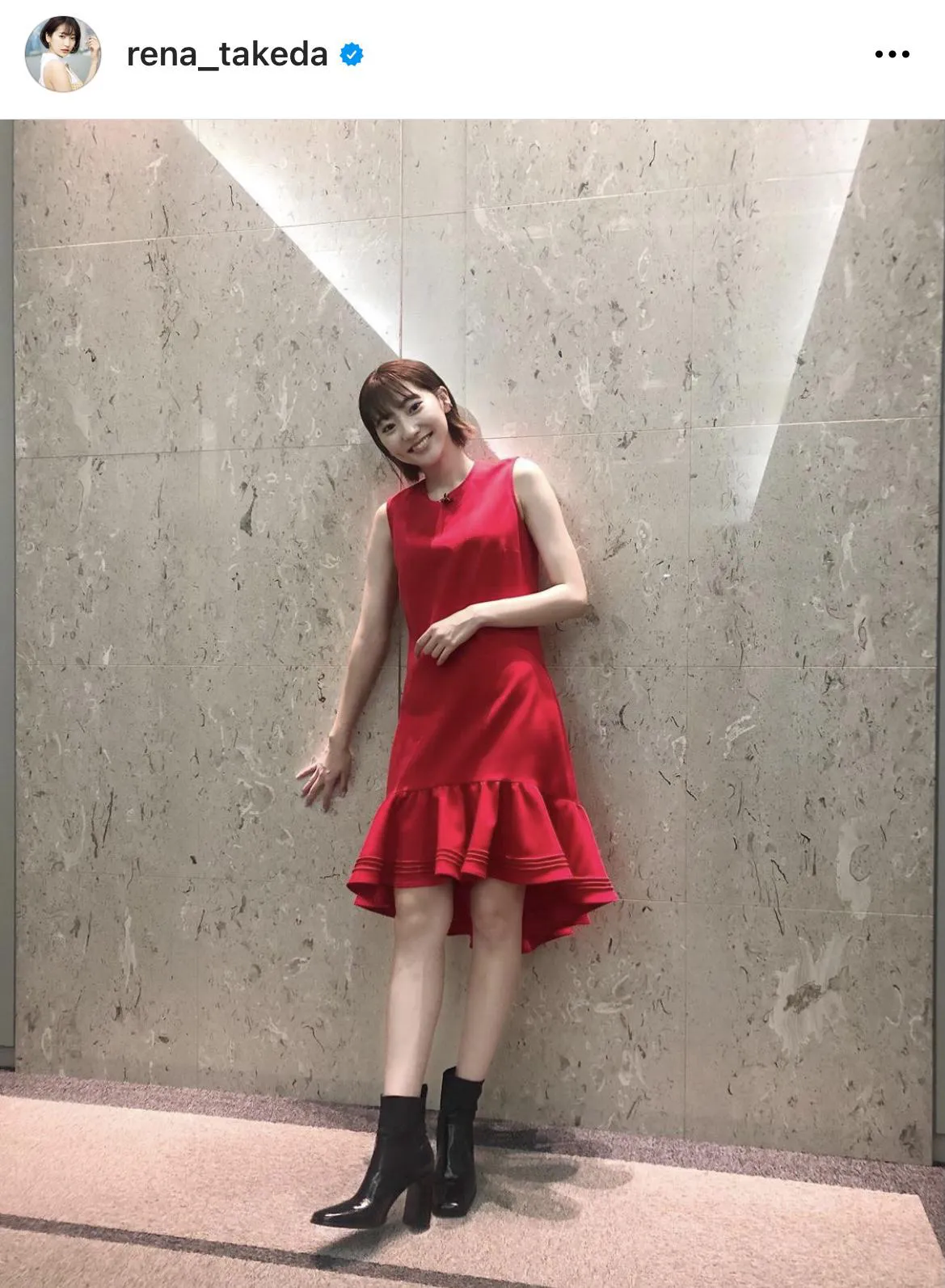 白肌に映える赤ドレス姿の武田玲奈