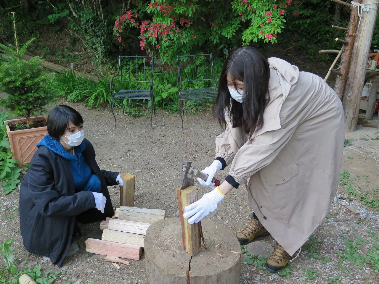 まき割りをする有村架純(右)