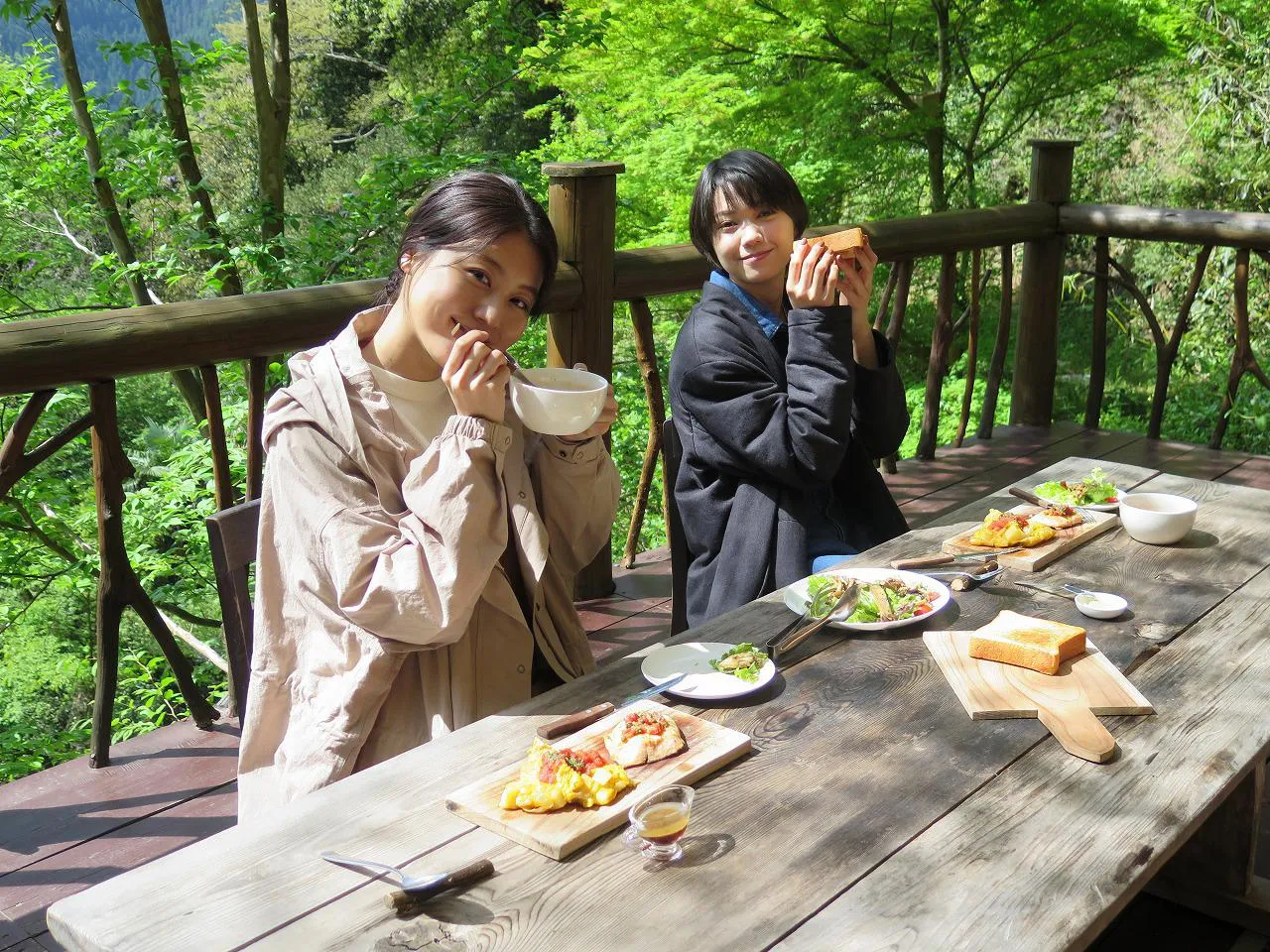 【写真を見る】美しい自然の中で食事を楽しむ有村架純、二階堂ふみ