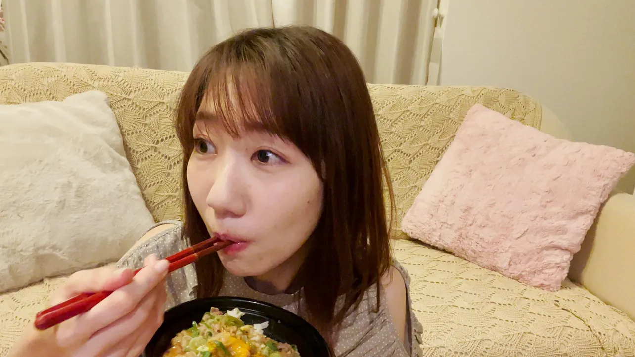 【写真を見る】柏木由紀、可愛らしいお食事SHOT公開！モグモグと食べる姿もまた愛おしい…