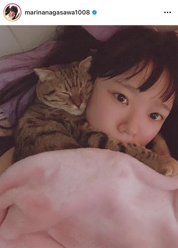 【写真を見る】長澤茉里奈と愛猫の愛らしいツーショットの他、セクシーなランジェリー姿や水着姿も