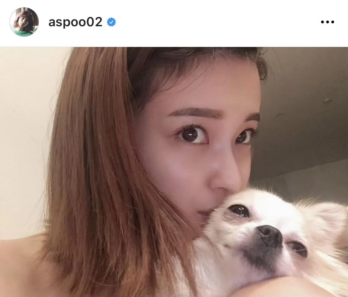 愛犬にキスをする岸明日香