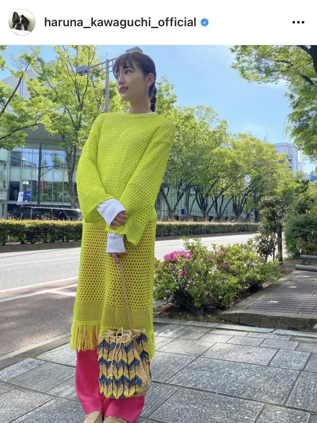 川口春奈、イエローメッシュニットとピンクパンツを組み合わせた”絶妙な色合い”コーデを披露！