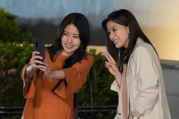 有村架純“里穂子”&芳根京子“奈津美”が仲良く自撮り!距離が縮まった2人は飲みに行くことに<コントが始まる>