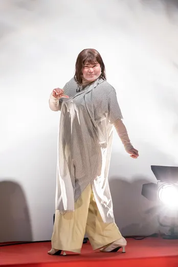 小栗有以がまゆゆの“王道アイドル”衣装姿に！ AKB48歴代衣装で「しのぶコレクション」開催＜バッチこーい！＞