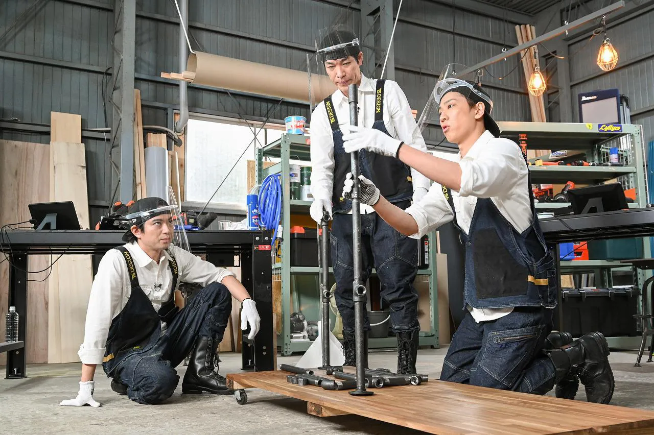 加藤シゲアキ(左)、川島明(中央)、小山慶一郎(右)