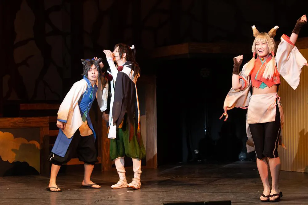 舞台「剣が君-残桜の舞-」再演。鈴懸の友達である狐の妖怪・マダラ(右)と狸の妖怪・ハチモク(左)。根岸可蓮(マダラ)と山中翔太(ハチモク)が演じる
