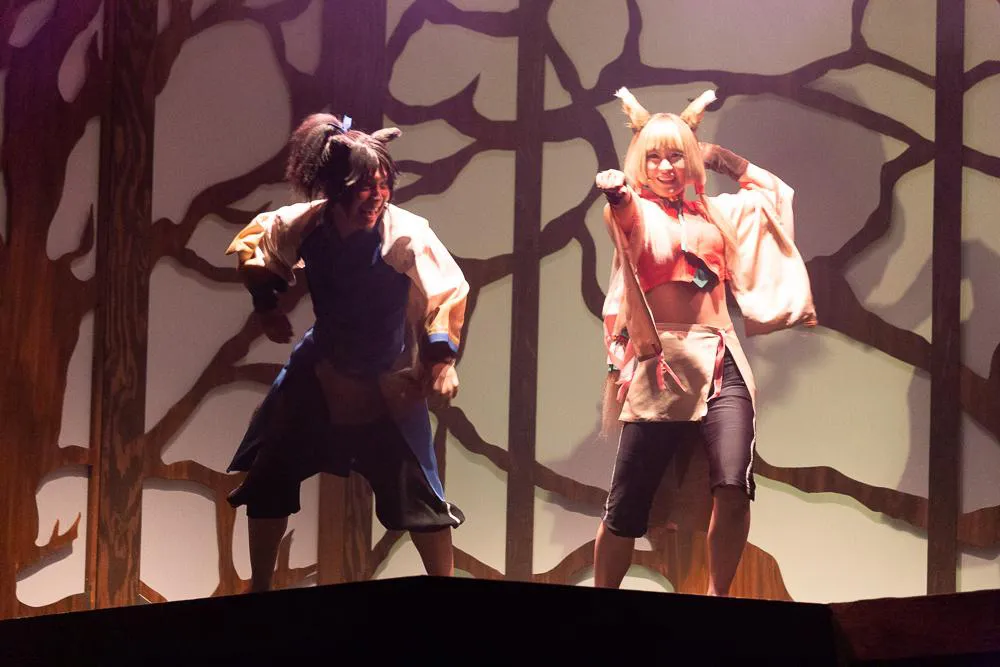 舞台「剣が君-残桜の舞-」再演。根岸可蓮が演じる狐の妖怪・マダラ(右)と山中翔太が演じる狸の妖怪・ハチモク(左)