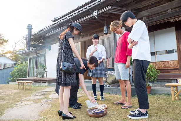 【写真を見る】明日美(恒松祐里)や亮(永瀬廉)たち幼なじみと再会する百音(清原果耶)