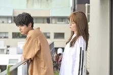 川口春奈“真柴”とすれ違う横浜流星“駿”に、向井理“祥吾”が宣戦布告！祥吾「遠慮はしない」＜着飾る恋には理由があって＞