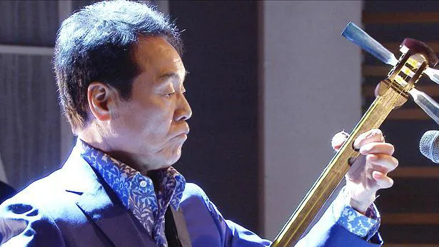 五木ひろしは、番組内で三味線を演奏する