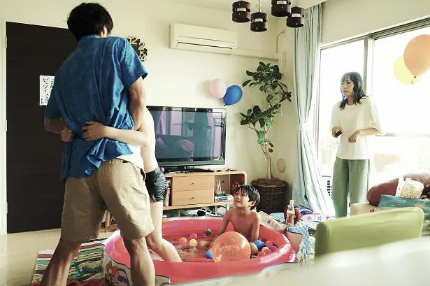 【写真を見る】菅野美穂、夫との激しいケンカシーン。室内プールを前に…