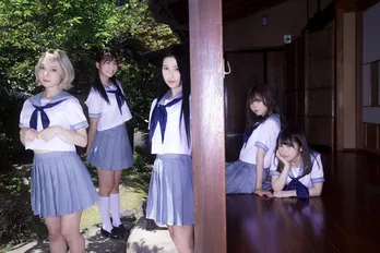 #2i2が古民家でグラビア撮影…天羽希純「実は大好き」制服姿を5人おそろいで披露