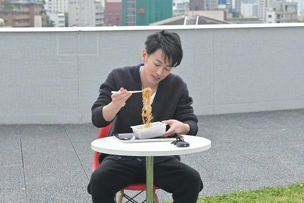 【写真を見る】ようやく食べることのできるペヤングを前に嬉しそうな佐藤健