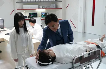 広瀬すず“アンナ”と橋本環奈“朋美”がゲームで真剣勝負！緊迫感ある演技対決が圧巻＜ネメシス＞