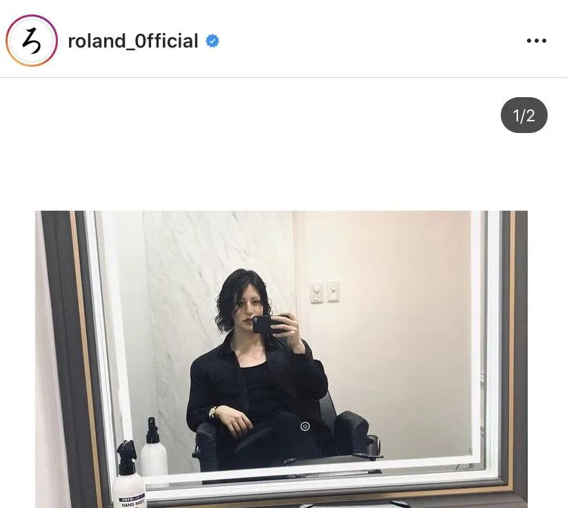 【写真を見る】ROLAND、「目立ち過ぎて地球の男達に申し訳なくなってきた」と黒髪に染めた姿