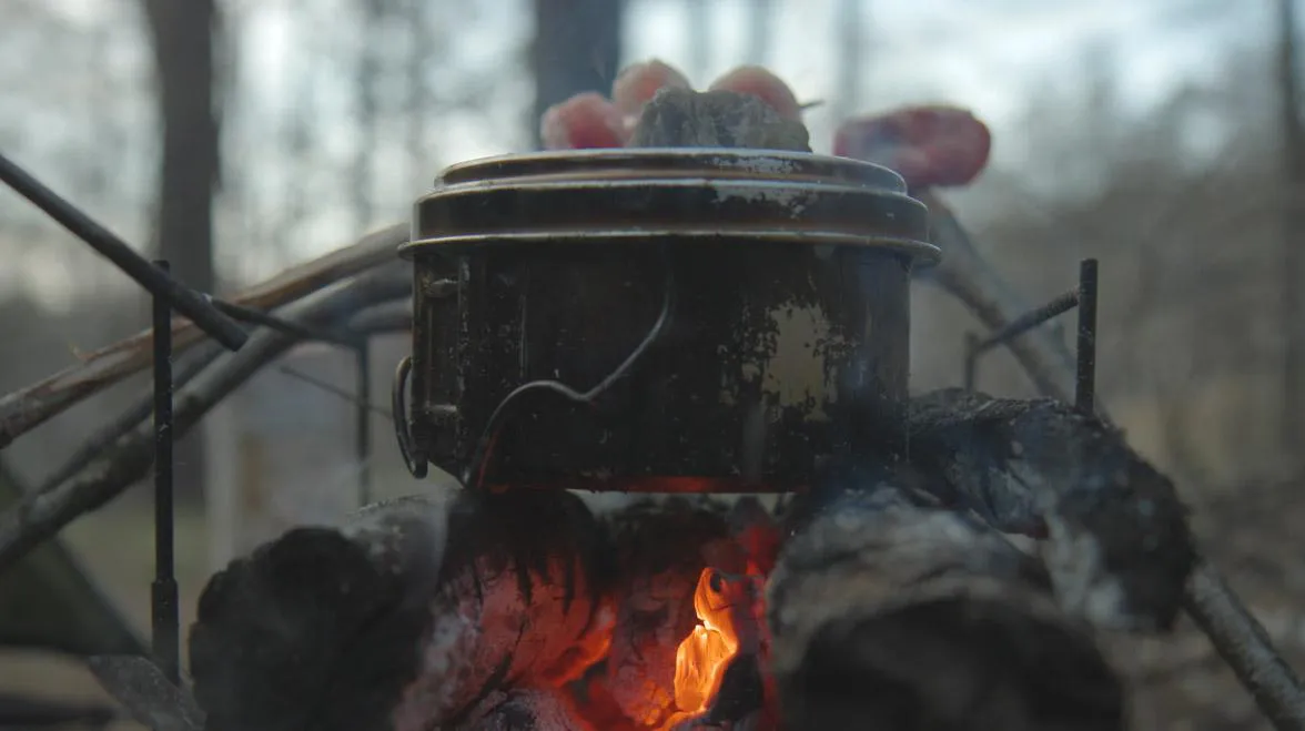 【写真を見る】ヒロシが久しぶりに、焚き火で米を炊く