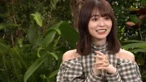 【写真を見る】長濱ねる、目をキラキラさせながらVTRを見る