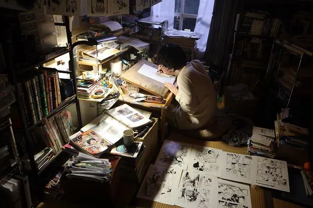 【写真を見る】一心不乱に漫画を描く山城圭吾。菅田将暉は「良くある映画の主人公っぽくない主人公」と評している