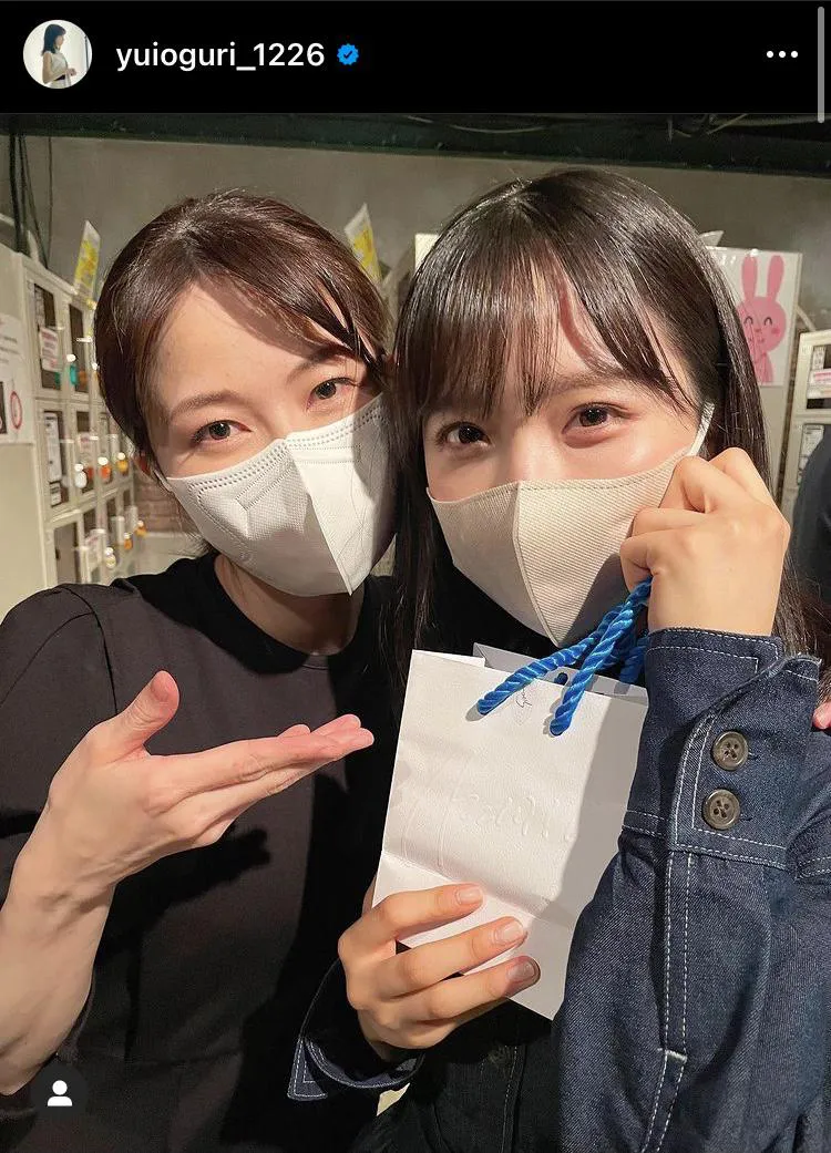 【写真を見る】AKB48小栗有以、先輩・横山由依との仲睦まじい“Wゆい”2SHOT！