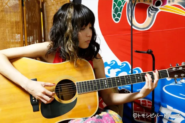 植田真梨恵扮(ふん)する謎の美女・キミエが劇中でギターを抱えるシーンも！