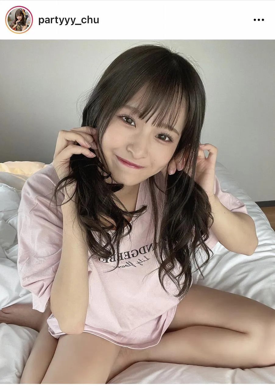 【写真を見る】上目遣いもキュート！ 美太もも＆美脚あらわな“Tシャツ1枚風”SHOT