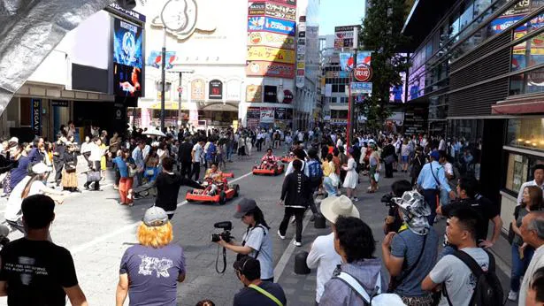 【写真を見る】東京の新宿・歌舞伎町など、人気の名所で撮影を実施！