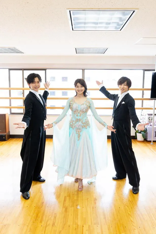 【写真を見る】鈴木福、フォーマルなスーツ姿で社交ダンスに挑戦！
